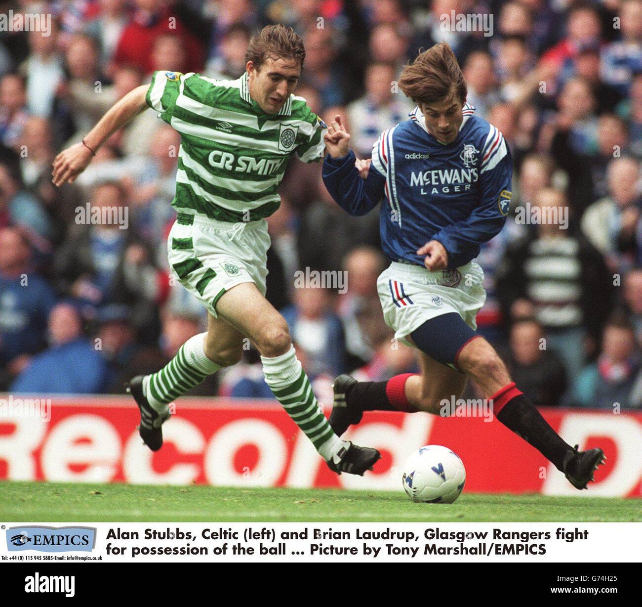 Fußball - Bells Scottish Premier League - Glasgow Rangers gegen Celtic. Alan Stubbs, Celtic (links) und Brian Laudrup, Glasgow rRangers kämpfen um den Ballbesitz. Stockfoto