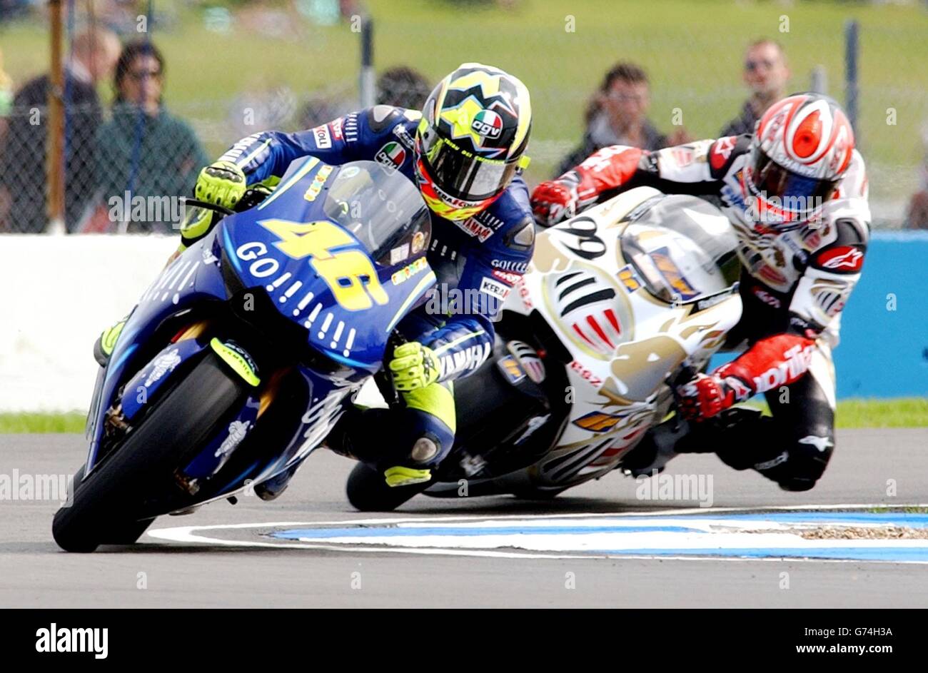 Der italienische Yamaha-Fahrer Valentino Rossi (46) geht beim freien Training im Donington Park, in Vorbereitung auf den Moto British Grand Prix am Sonntag, eine Kurve vor dem Briten Jeremy McWilliams (99). Stockfoto