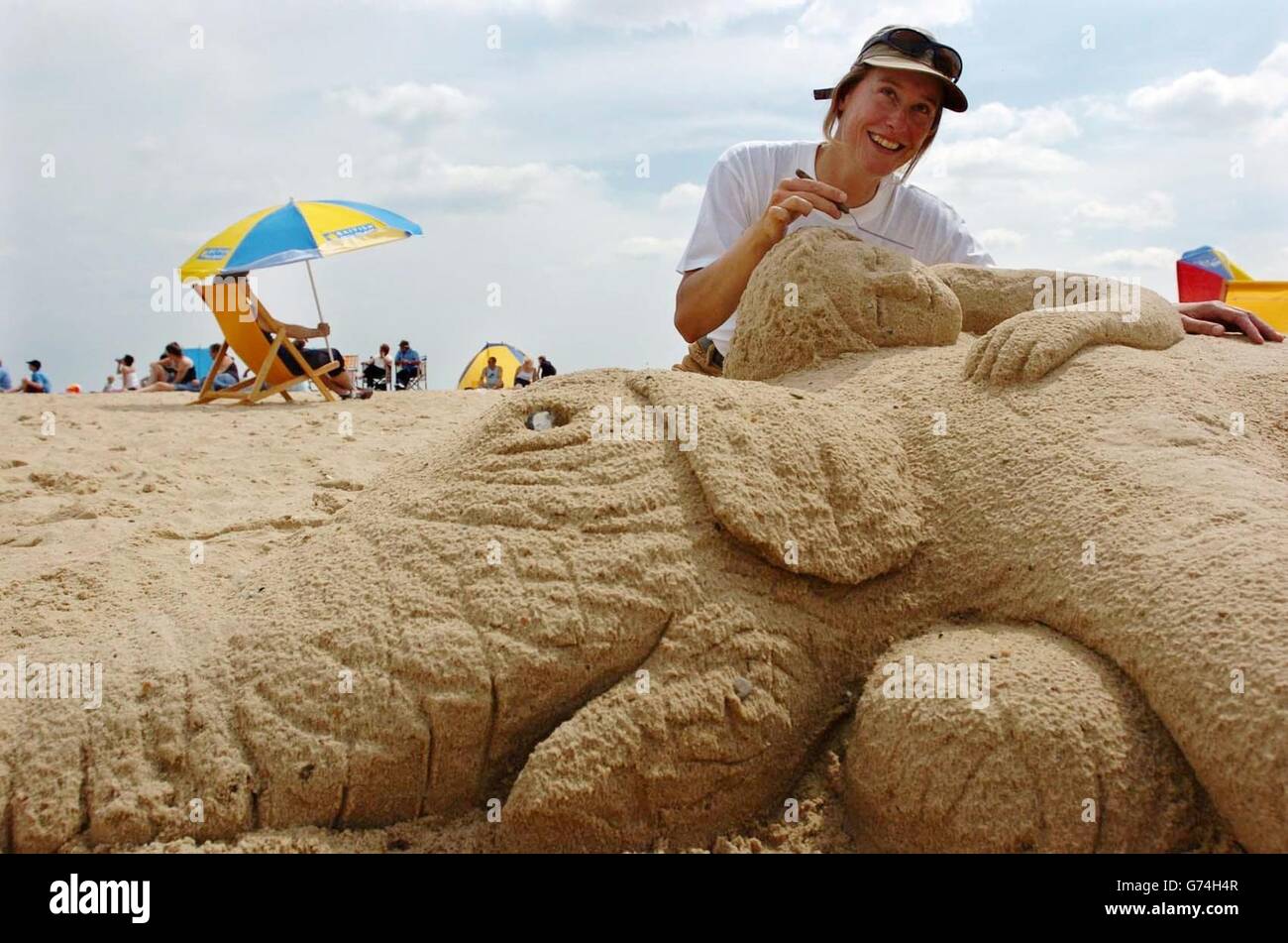 Remy Geerts, die eigens für die Veranstaltung aus Holland geflogen ist, setzt mit dieser Show-Skulptur Maßstäbe, da sie am Teletext Masters of the Sand Competition am Great Yarmouth Beach teilnimmt. Junge und alte Teilnehmer in drei verschiedenen Kategorien haben die Chance, einen Wochenurlaub im Wert von 1000 oder 400 Einkaufsgutscheinen zu gewinnen. Stockfoto