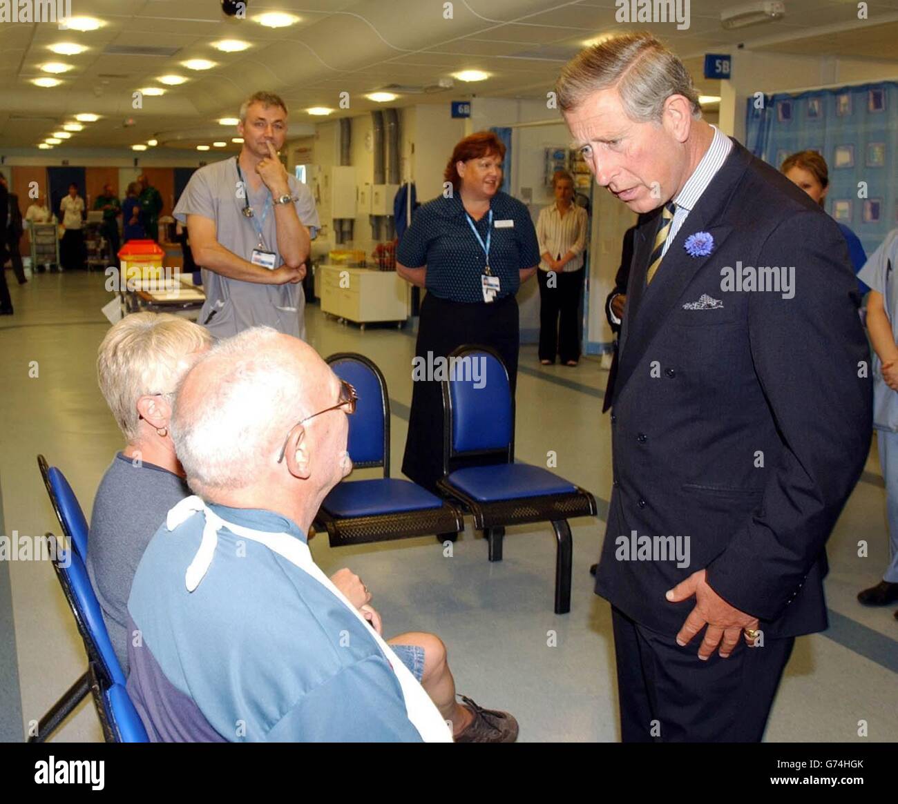 Der Prinz von Wales trifft Patienten bei einem Besuch zur Eröffnung der neuen 6.9 Millionen Notaufnahme im Queen's Medical Center, Nottingham. Der Prinz von Wales kehrte heute in das Krankenhaus zurück, wo er nach einem Polounfall vor 14 Jahren behandelt wurde. Stockfoto