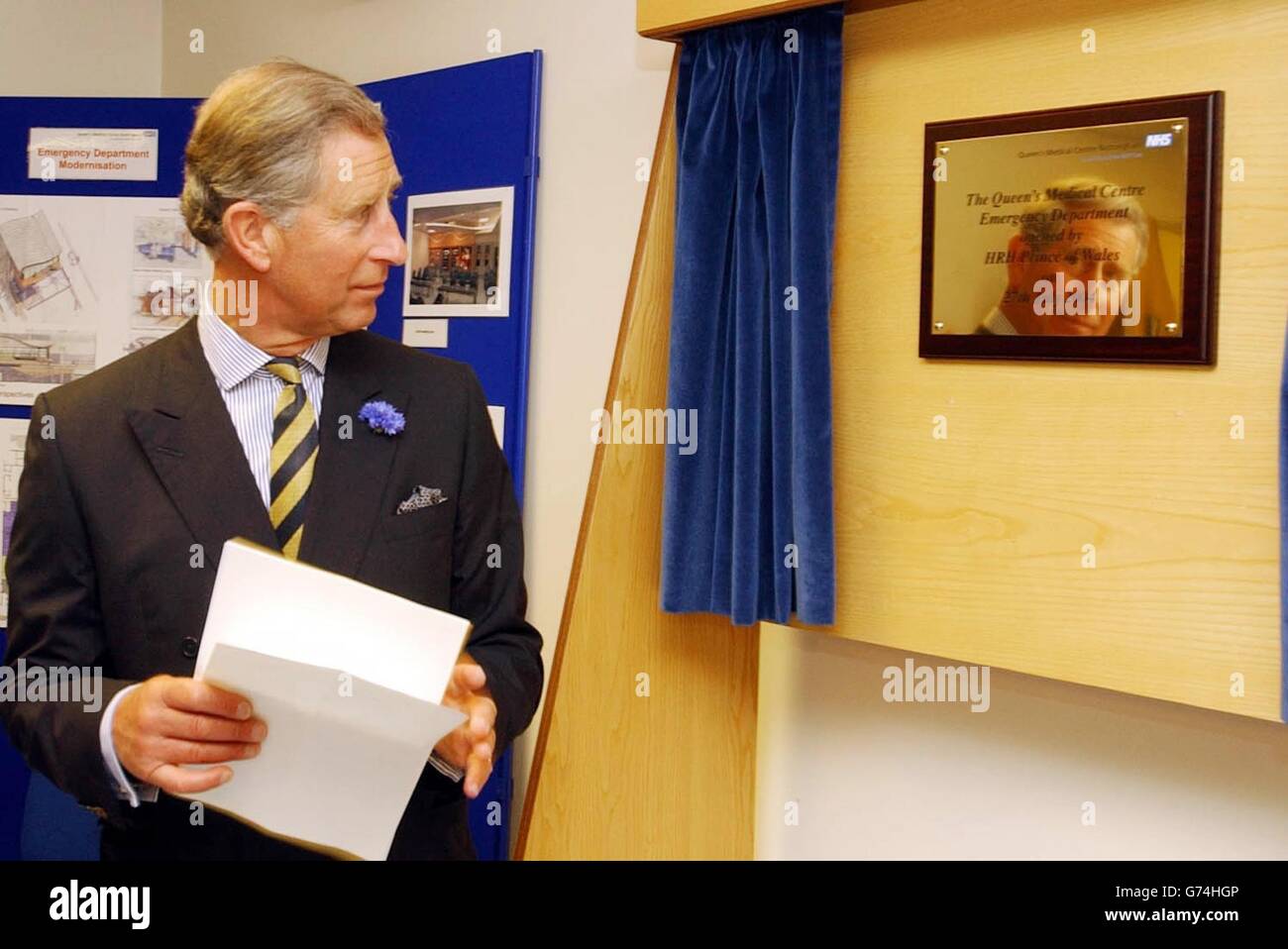 Der Prince Of Wales enthüllt eine Gedenktafel Stockfoto