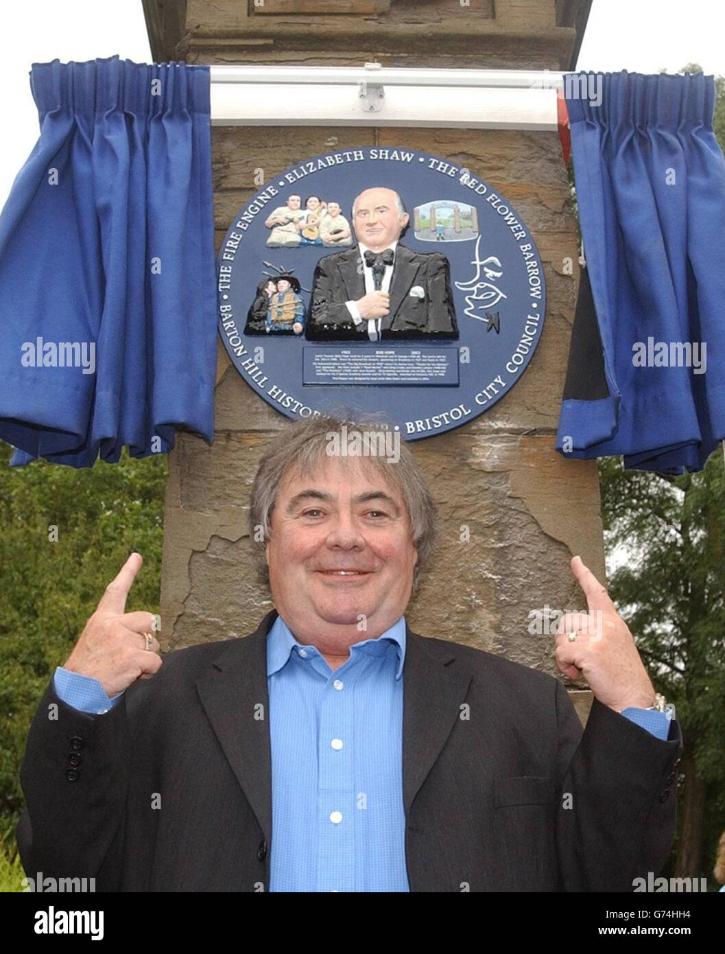 Entertainer Eddie Large enthüllt eine Gedenktafel für den britischen Komiker Bob Hope - genau nach seinem Tod - im St. Georges Park in Bristol. Hope, der zwei Monate nach seinem 100. Geburtstag in seinem Haus in Toluca Lake, Kalifornien, an Lungenentzündung starb, lebte als kleines Kind zwei Jahre in Bristol, bevor er mit seiner Familie im Alter von vier Jahren nach Amerika zog. Stockfoto