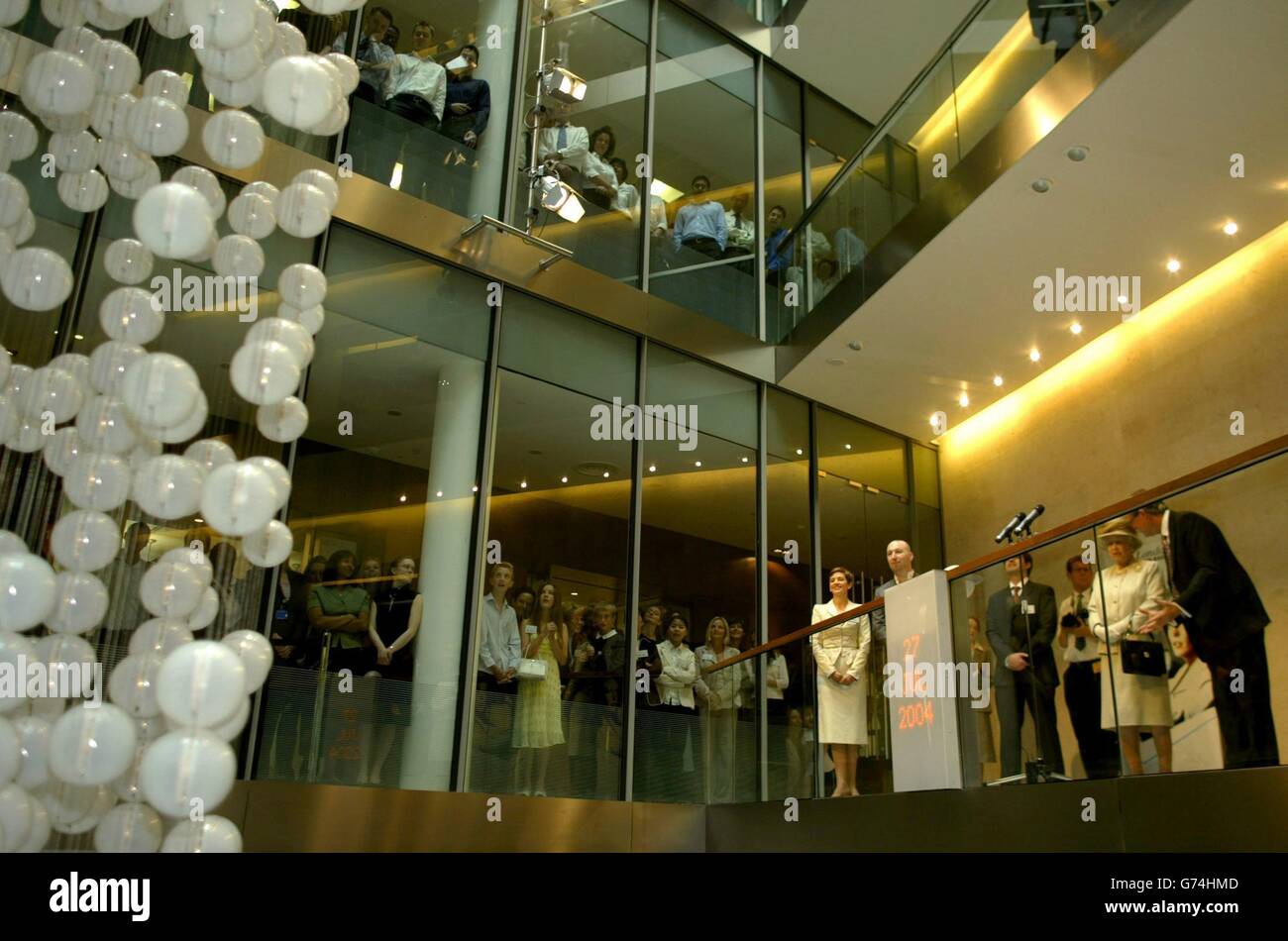 Die britische Königin Elizabeth II (2nd R) blickt in das Atrium des neuen Londoner Börsengebäudes. Die Königin, die von dem Herzog von Edinburgh (nicht abgebildet) begleitet wurde, eröffnete das neue Gebäude formell mit dem Einschalten von "The Source", einem speziell in Auftrag gegebenen Kunstwerk, das die Natur der Finanzmärkte im elektronischen Zeitalter widerspiegelt. Stockfoto