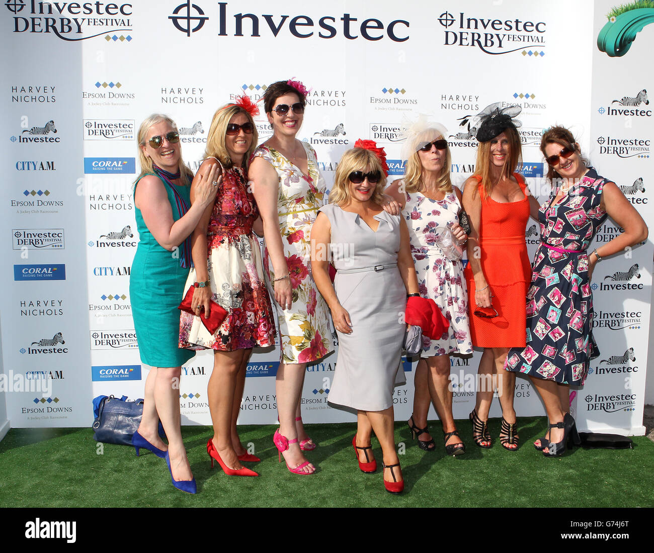 Rennfahrer stehen am Ladies Day auf der Rennbahn Epsom Downs an Stockfoto