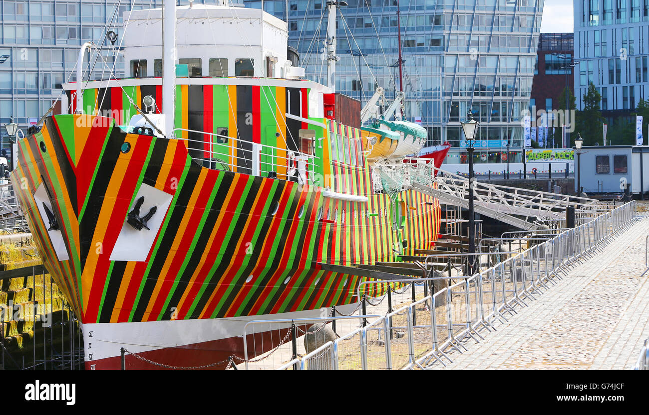 Das ehemalige Liverpooler Lotsenboot Edmund Gardner in Albert Docks, Liverpool, wurde für das Liverpool Biannial Arts Festival in Zusammenarbeit mit der Tate Liverpool gemalt und trägt den Namen #Dazzle. Stockfoto