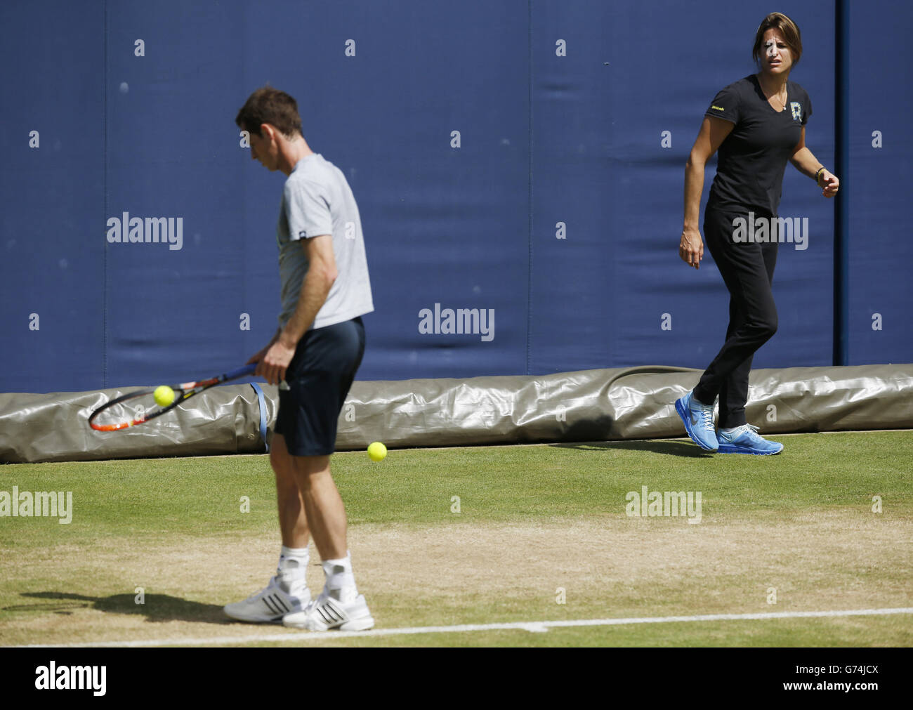 Andy Murray (links) wird von der neuen Trainerin Amelie Mauresmo (rechts) bei einem Training während der AEGON Championships im Queen's Club, London, begleitet. DRÜCKEN SIE VERBANDSFOTO. Bilddatum: Mittwoch, 11. Juni 2014. Siehe PA Geschichte TENNIS Queens. Das Foto sollte lauten: Jonathan Brady/PA Wire Stockfoto