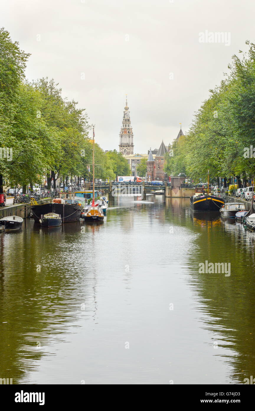 AMSTERDAM - 17. September 2015: Blick auf den berühmten Glockenturm des Zuiderkerk Thro Amsterdam Canal mit einige Touristen vorbei Stockfoto