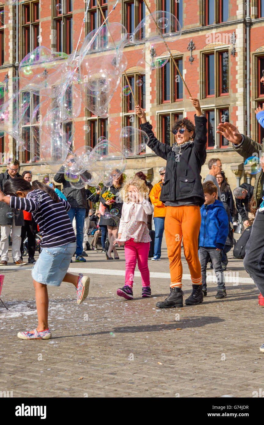AMSTERDAM - 18. September 2015: Frau machen riesige Blase Luftballons auf einem öffentlichen Platz Stockfoto