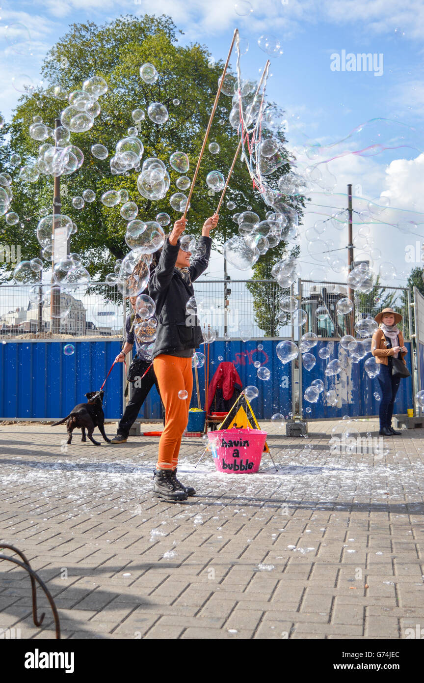 AMSTERDAM - 18. September 2015: Frau machen riesige Blase Luftballons auf einem öffentlichen Platz Stockfoto