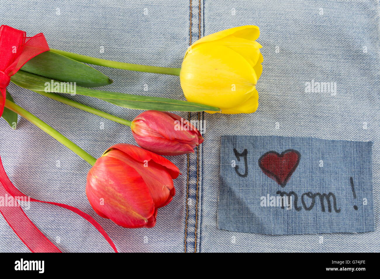 Glückliche Mütter-Tageskarte mit Tulpen Blumen Stockfoto