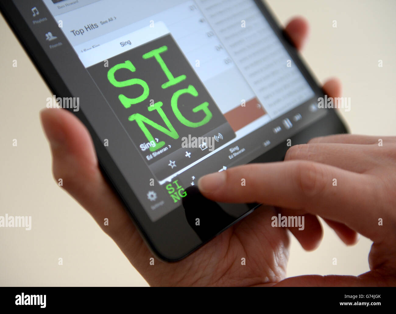 App-Bestand. Die Spotify App wird auf einem Apple iPad mini verwendet Stockfoto