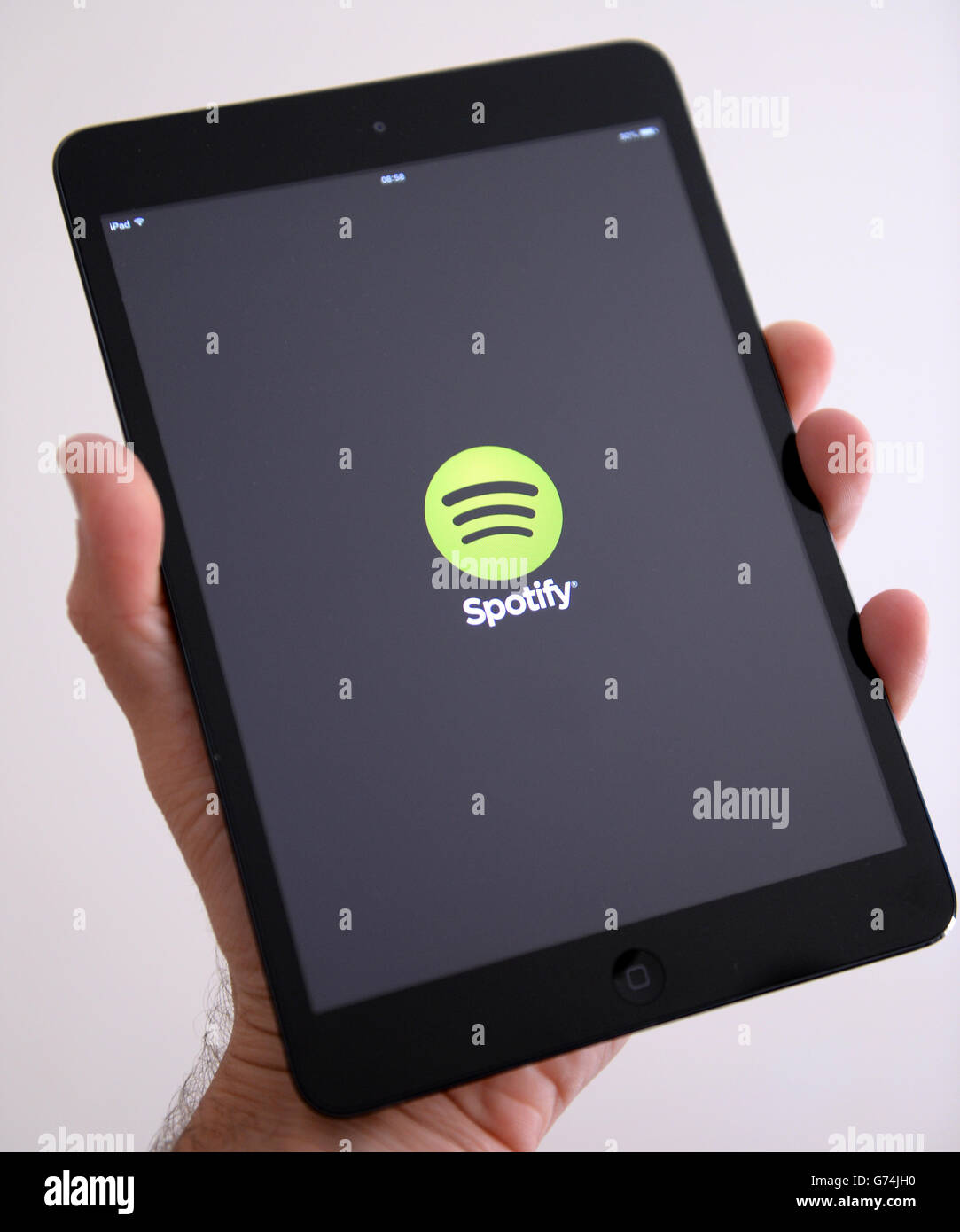 Die Spotify App wird in einem Apple iPad mini angezeigt Stockfoto