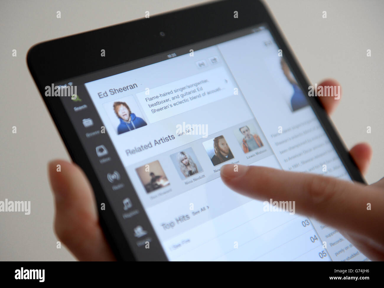Die Spotify App wird auf einem Apple iPad mini verwendet Stockfoto