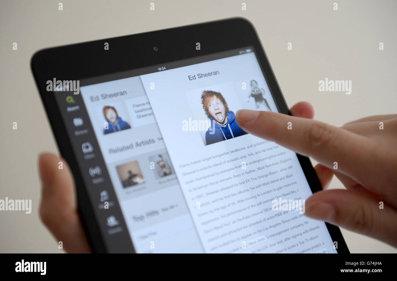 Die Spotify App wird auf einem Apple iPad mini verwendet Stockfoto