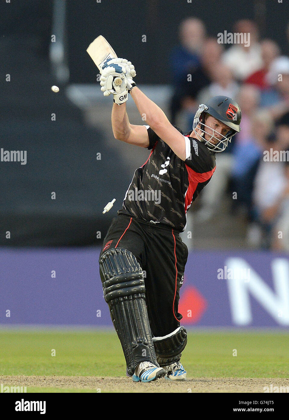 Leicestershire Foxes Matthew Boyce wird von Junaid Khan von Lancashire Lightning während des NatWest T20 Blast-Spiels im Old Trafford Cricket Ground, Manchester, ausgekleistert. Stockfoto