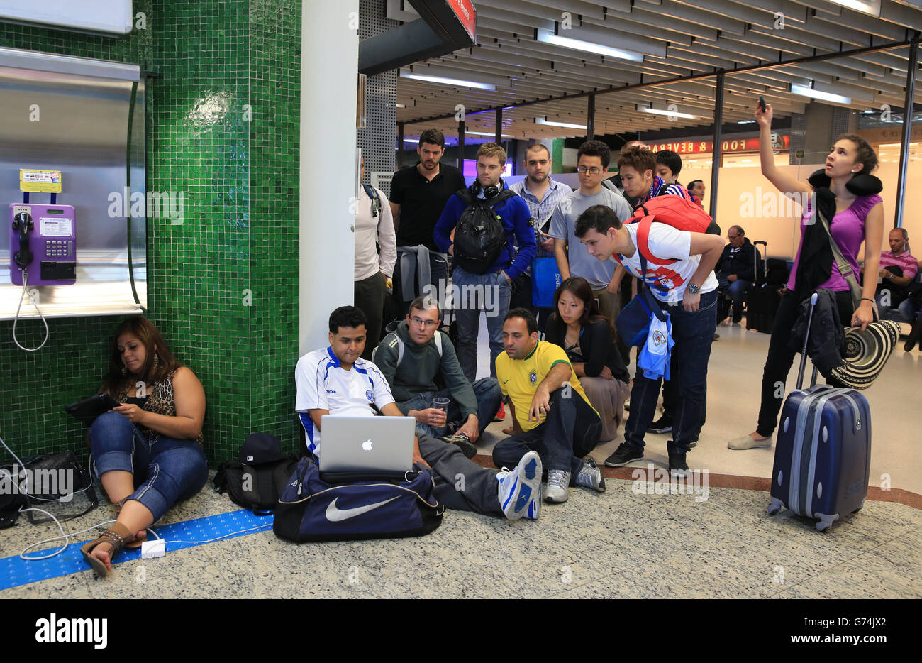 Fans versammeln sich um einen iMac Computer Mexiko V zu beobachten Kamerun in Sao Paulo International Airport Stockfoto