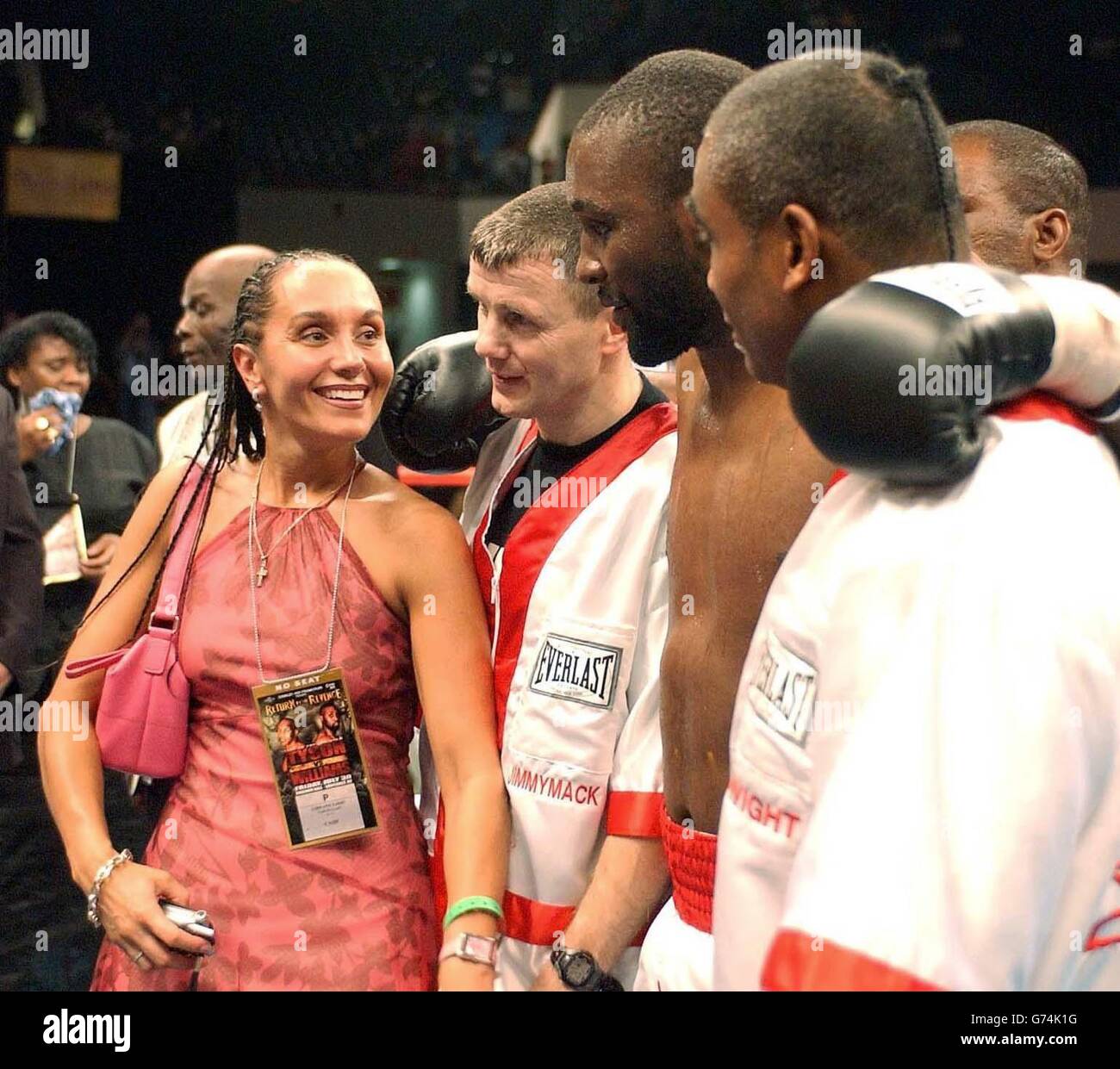 (Von links nach rechts:) Zoe Browne, Jim McDonnell, Danny Williams, Dwight Yarde. Englands Danny Williams schlug seinem langjährigen Partner Zoe Browne nach seinem siegreichen Schwergewichtswettbewerb gegen Mike Tyson vor. Stockfoto