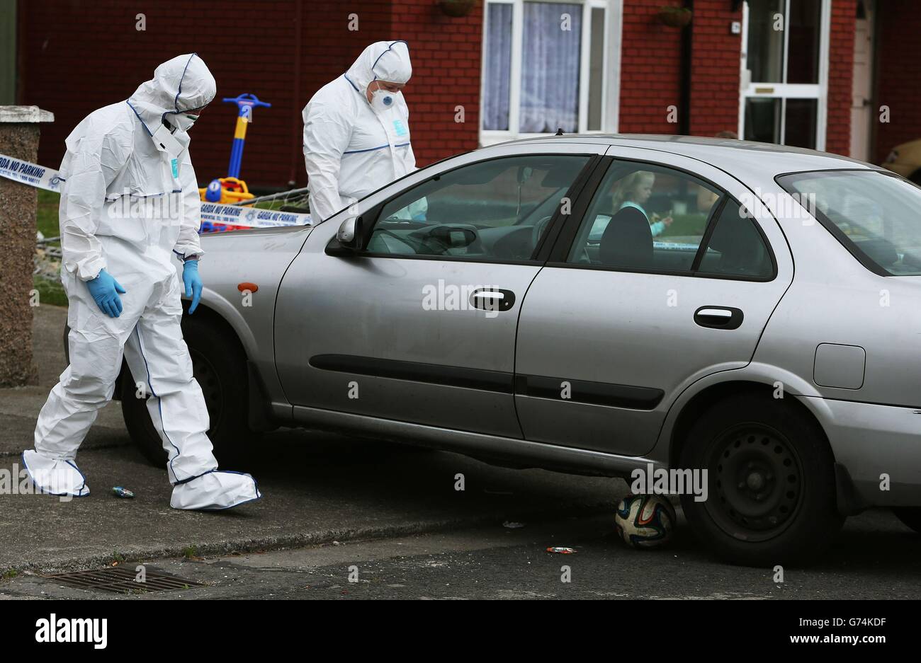 Mitglieder des Garda Forensic Teams am Tatort in Croftwood Gardens, Dublin, wo gestern Abend ein sechsjähriger Junge erschossen wurde. Stockfoto