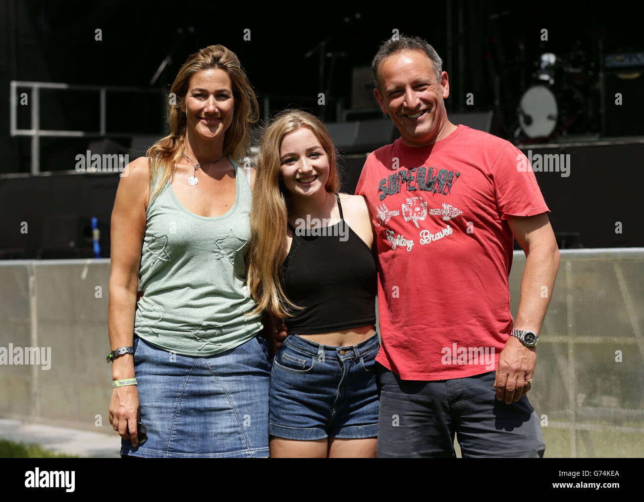 Die 16-jährige GCSE-Studentin Millie Davis aus London mit ihren Eltern Andrew und Anna, bevor sie auf der Hard Rock Rising Stage auftrat, nachdem sie einen Battle of the Bands-Wettbewerb gewonnen hatte, beim Isle of Wight Festival im Seaclose Park, Newport, Isle of Wight. Stockfoto