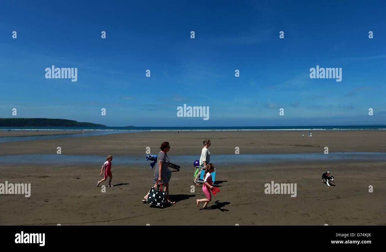 Eine Familie findet ihren Platz am Strand von Broad Haven in Pembrokeshire. Stockfoto