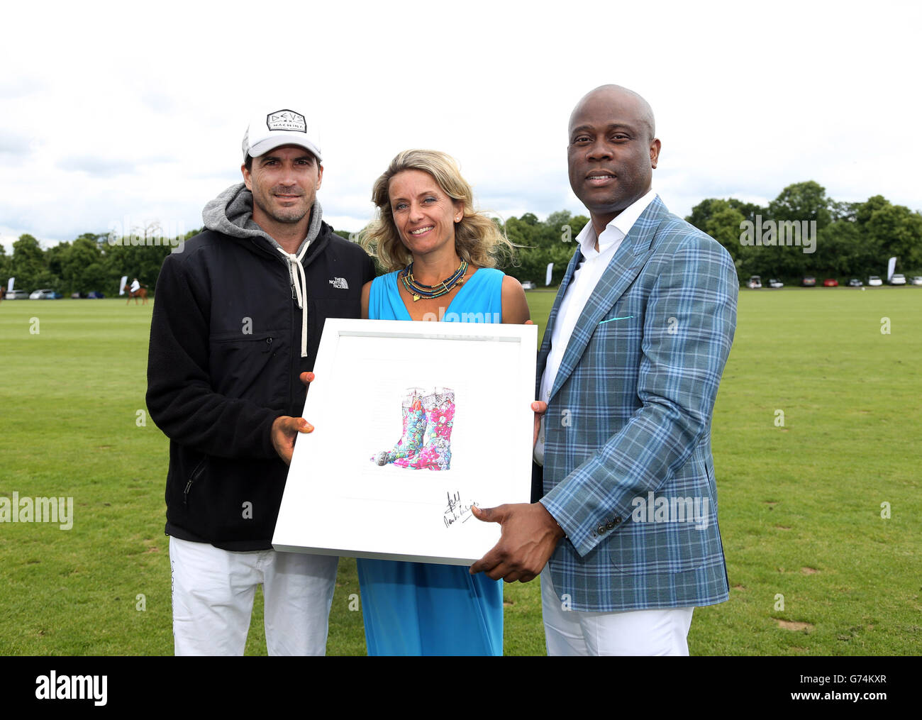 (Von links nach rechts) der Welt-Nr.1-Polo-Spieler Adolfo Cambiaso, Polly Alakija, der fünfte Chukker Artist in Residence und Herbert Wigwe, Vorsitzender Access Bank Private beim 2014 Access Bank Fifth Chukker UNICEF Polo Challenge Cup im Ham Polo Club, London. Stockfoto