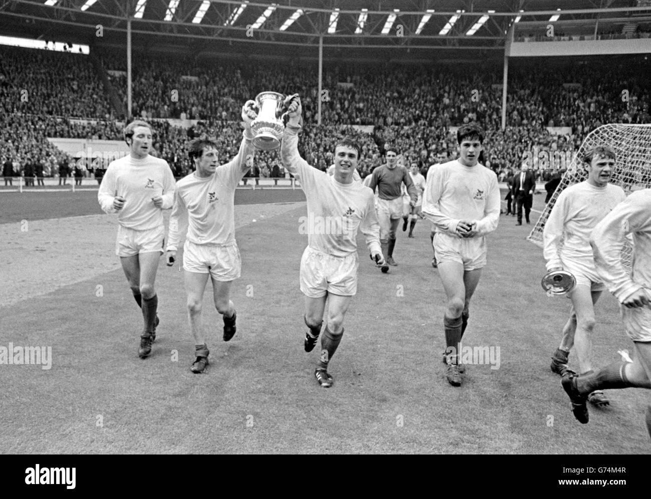 Trotz zwei beschwerlicher Spielstunden können die Spieler von West Bromwich Albion nach dem Finale gegen Everton immer noch um den Wembley-Platz laufen, um ihren Fans den FA Cup zu zeigen. Endergebnis: 1-0 in extra Zeit. Stockfoto