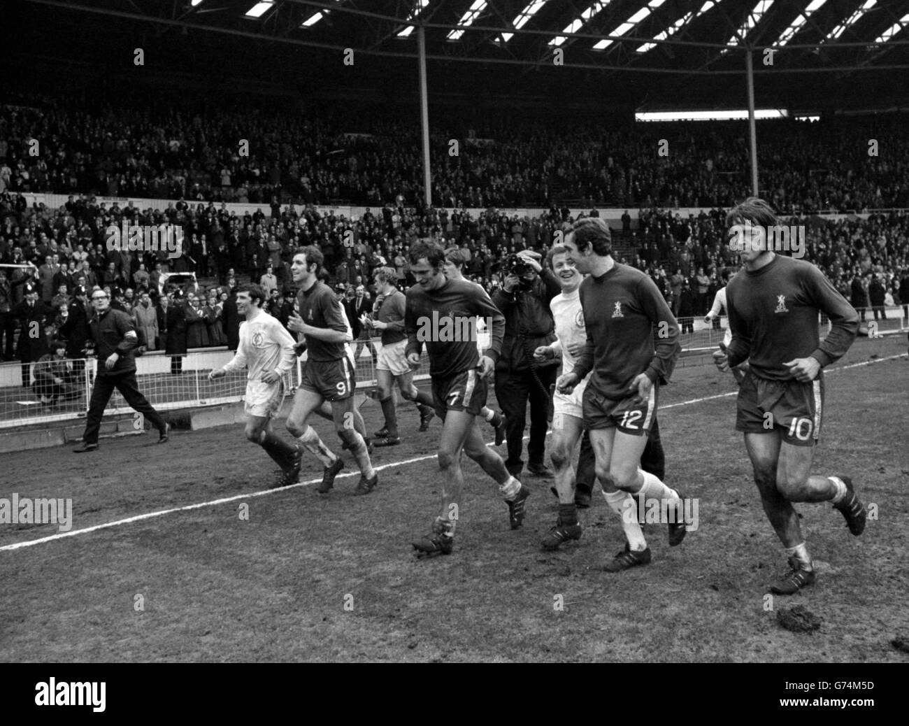 Eine „nach dem Pokalfinale“-Parade - aber ohne den Pokal -, wenn sich Chelsea- und Ledds United-Spieler während einer Ehrenrunde treffen. Von rechts: Ian Hutchinson (Chelsea), Marvin Hinton (Chelsea), Billy Bremner (Leeds), Tommy Baldwin (Chelsea), Peter Osgood (Chelsea) und Johnny Giles aus Leeds. Stockfoto