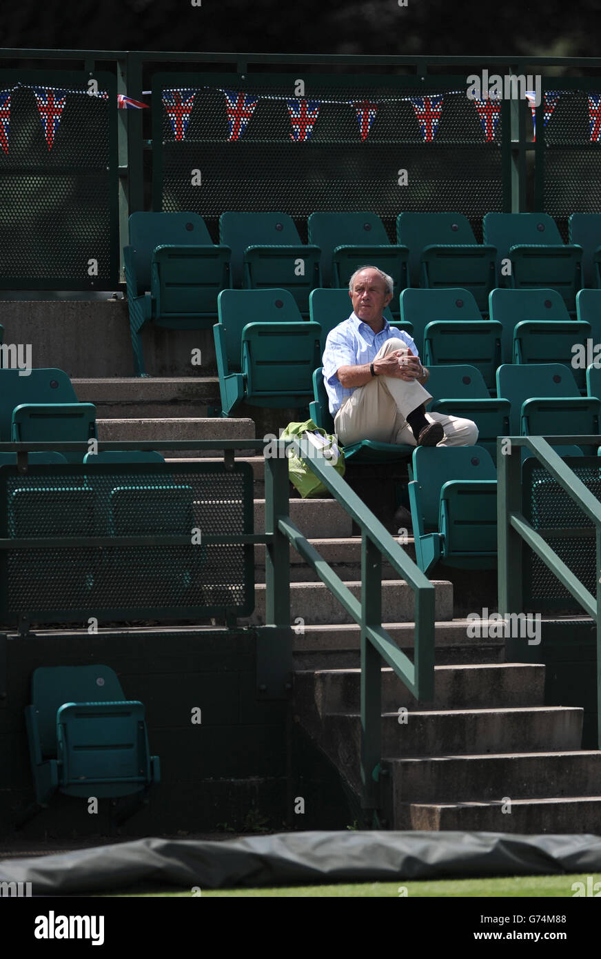 Tennis - AEGON Nottingham Challenge 2014 - Tag sechs - Nottingham Tennis Center. Ein Einzelbetrachter auf den Tribünen während der AEGON Nottingham Challenge im Nottingham Tennis Center, Nottingham. Stockfoto