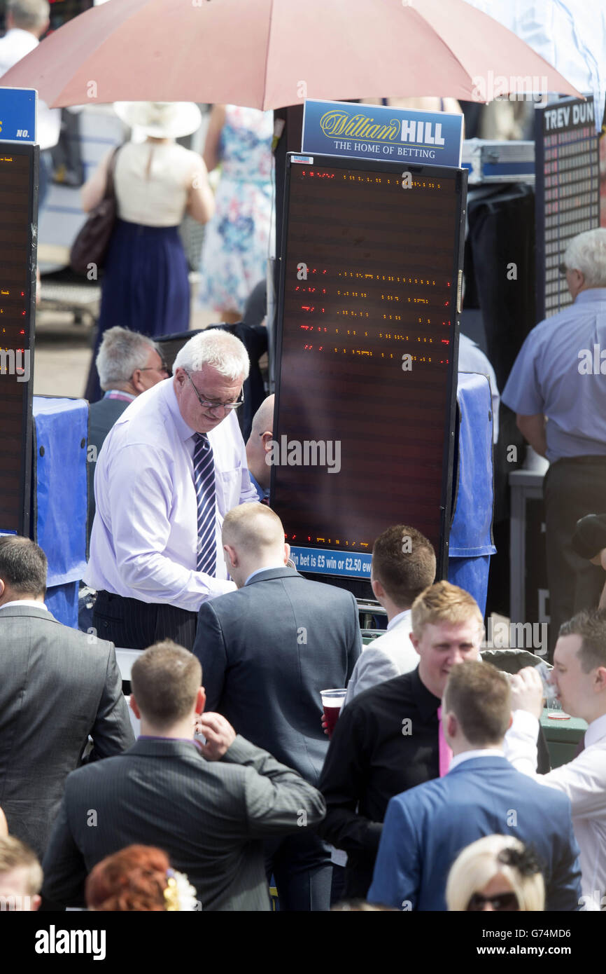 Pferderennen - Stobo Castle Ladies Day - Musselburgh Racecourse. Ein William Hill Bookie während des Stobo Castle Ladies Day auf der Musselburgh Racecourse, East Lothian. Stockfoto