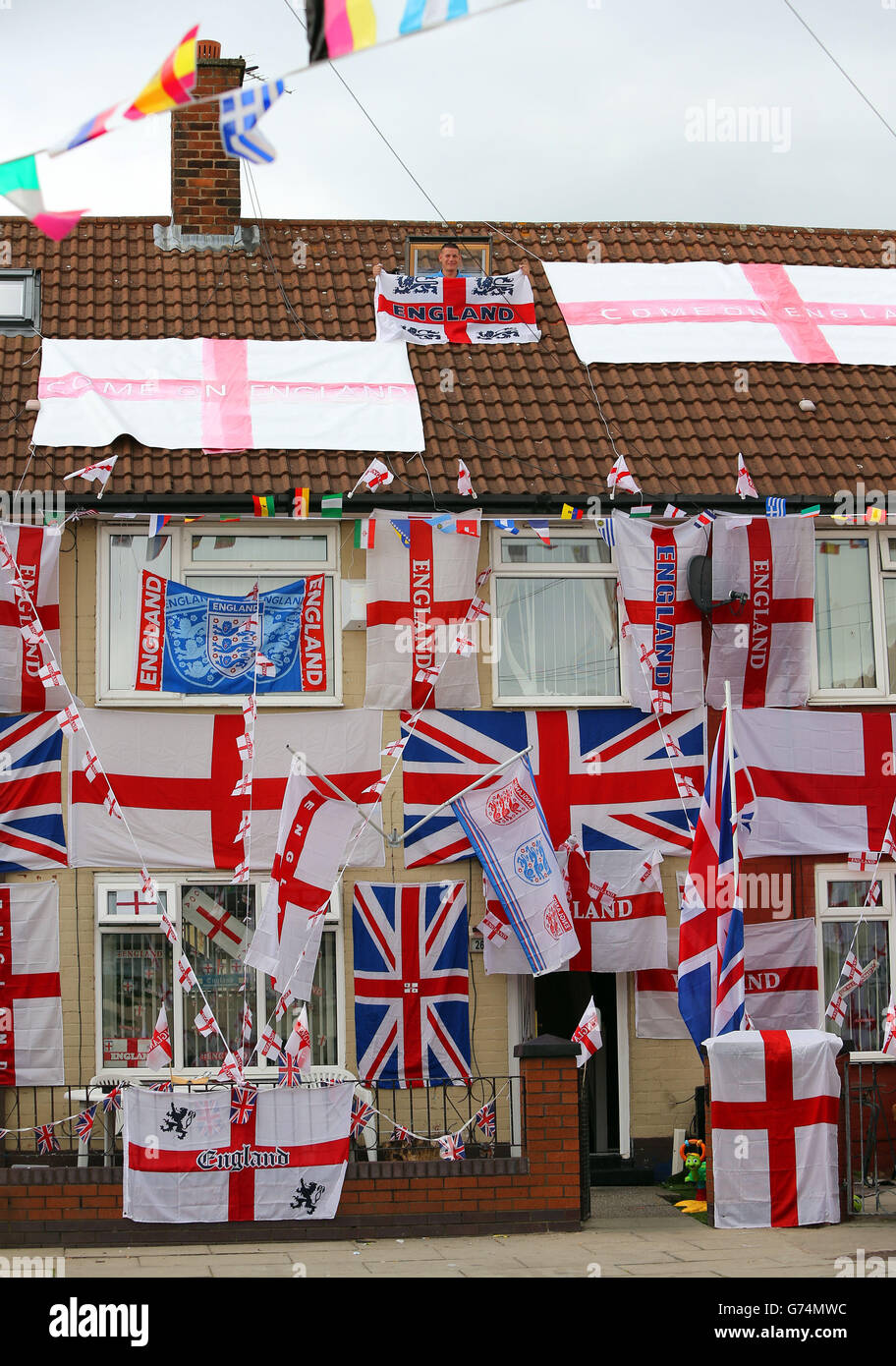 Ste Gannon aus Speke, Liverpool, brauchte eine Woche, um sein Haus zur Unterstützung Englands während der FIFA Fußball-Weltmeisterschaft 2014 in Brasilien zu schmücken. Stockfoto
