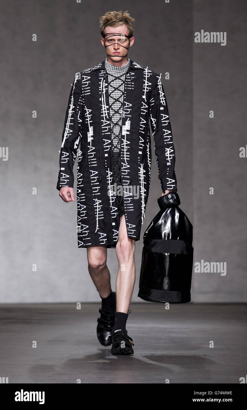 Xander Zhou Catwalk - London Sammlungen: Männer 2014. Während der Xander Zhou-Show am dritten Tag der London Collections Men in London erscheint ein Model auf dem Laufsteg. Stockfoto