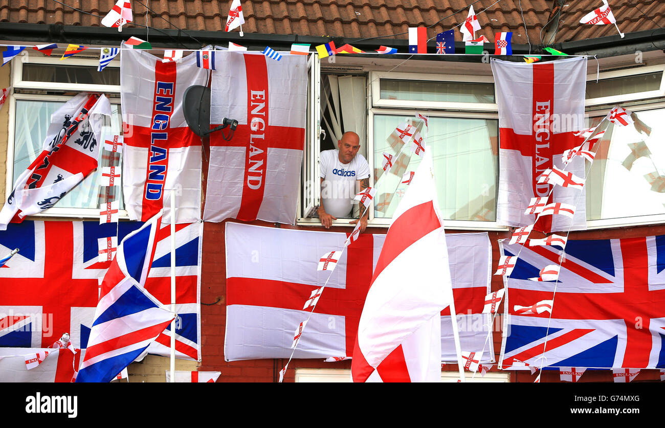 Karl Eustace aus Speke, Liverpool, brauchte eine Woche, um sein Haus zur Unterstützung Englands während der FIFA Fußball-Weltmeisterschaft 2014 in Brasilien zu schmücken. Stockfoto