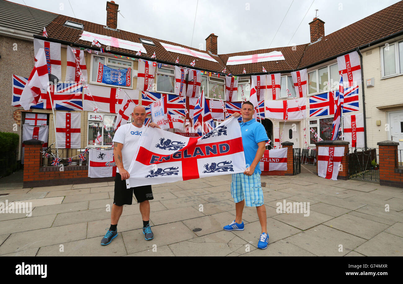 Karl Eustace und Ste Gannon (rechts) aus Speke, Liverpool, nahmen eine Woche Zeit, um ihre Häuser zur Unterstützung Englands während der FIFA-Weltmeisterschaft 2014 in Brasilien zu schmücken. Stockfoto