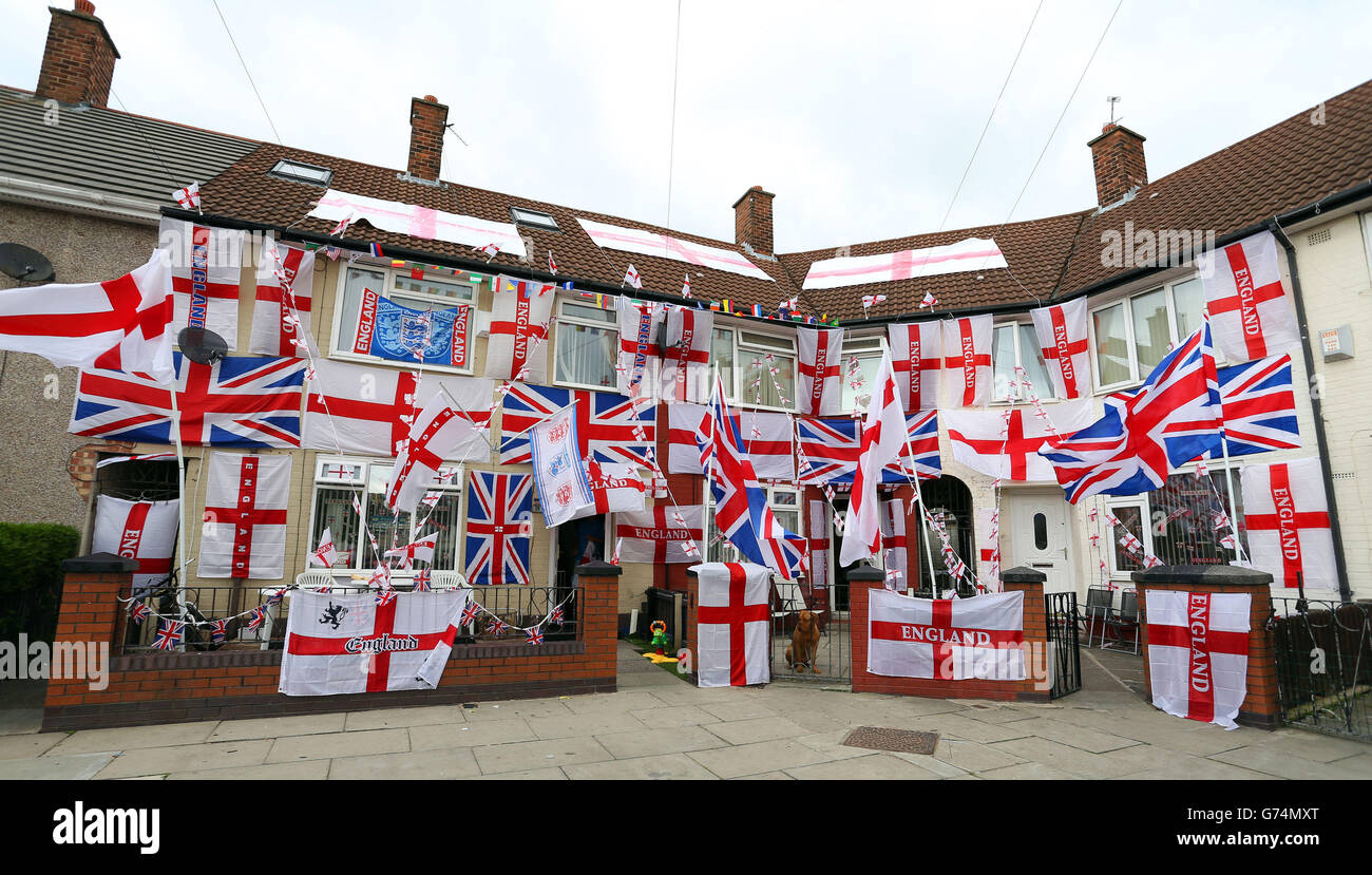 Karl Eustace und Ste Gannon (nicht im Bild) aus Speke, Liverpool, brauchten eine Woche, um ihre Häuser zur Unterstützung Englands während der FIFA-Weltmeisterschaft 2014 in Brasilien zu schmücken. Stockfoto