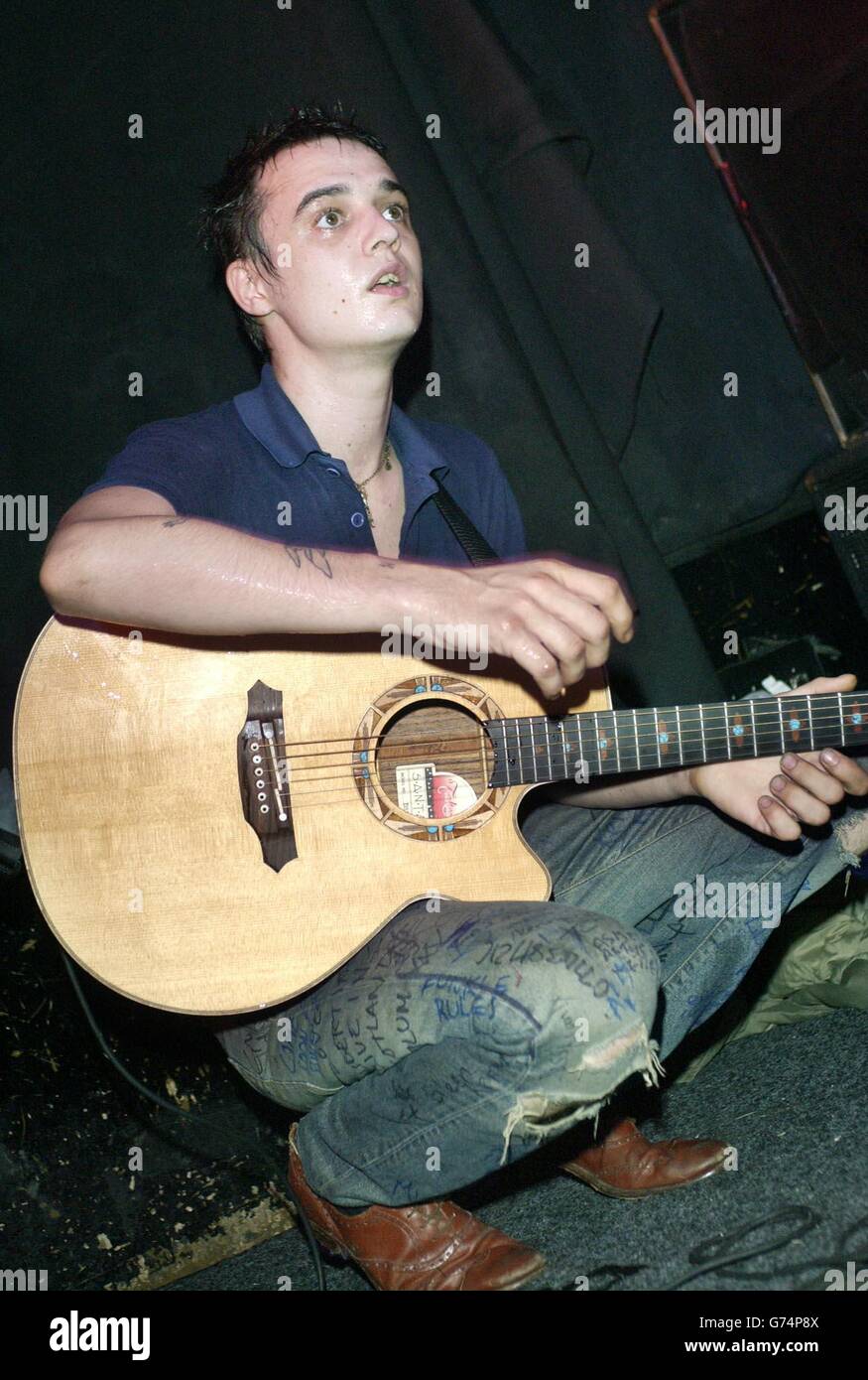 Der ehemalige Libertines-Gitarrist Pete Doherty tritt im Rahmen seiner Solo-Akustik-Tour live bei einem Gig im Barfly im Norden Londons auf. Die Libertines ließen ihn von der Band fallen, bis er von seiner gemeldeten Heroinsucht befreit war. Stockfoto