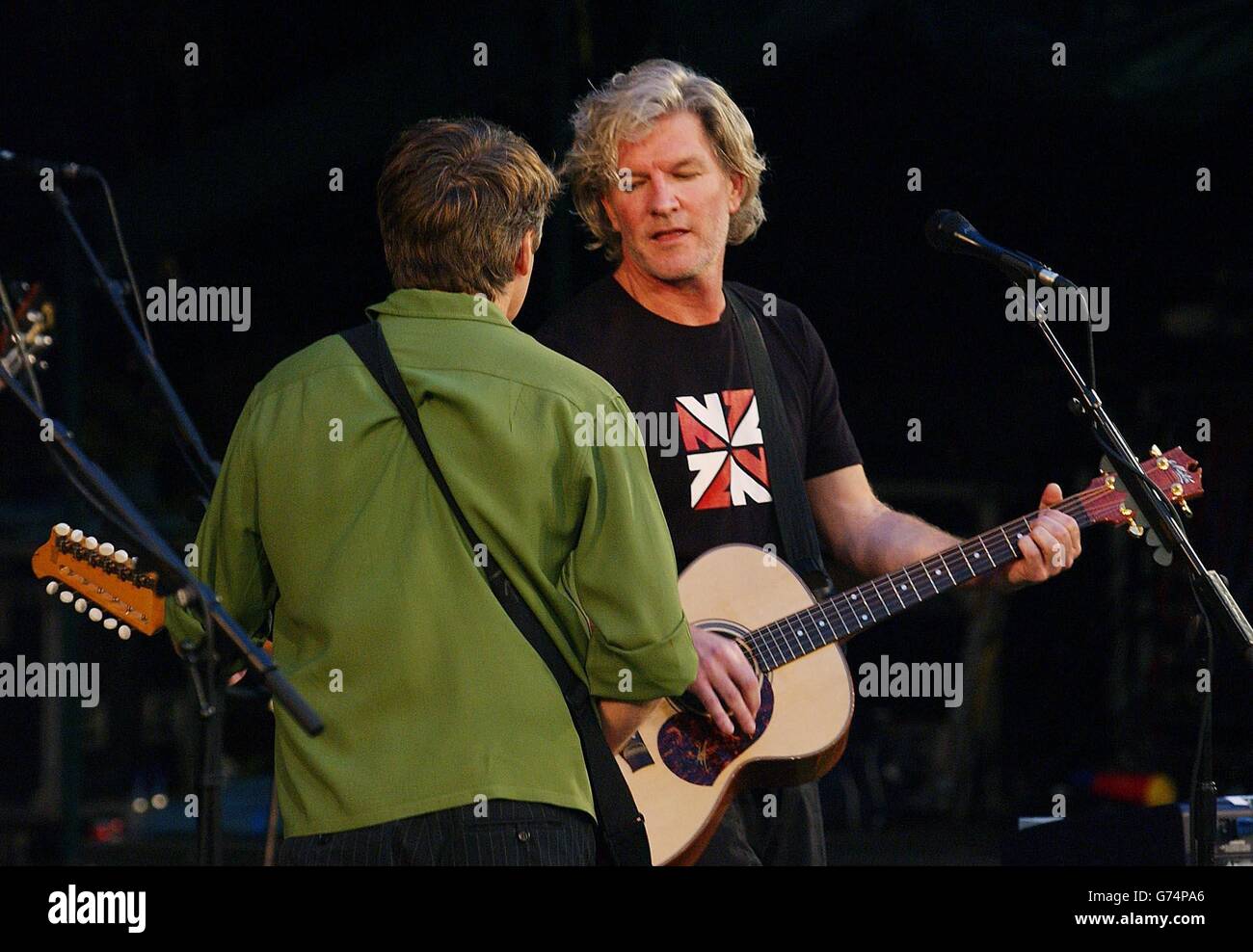 Das Kiwi-Duo The Finn Brothers, Neil (links) und Tim treten bei einem Konzert im Open Air Theatre im Regents Park im Zentrum von London auf, um ihr neues Album 'Everyone is Here' zu veröffentlichen - ihr erstes gemeinsames Studioalbum seit acht Jahren. Stockfoto