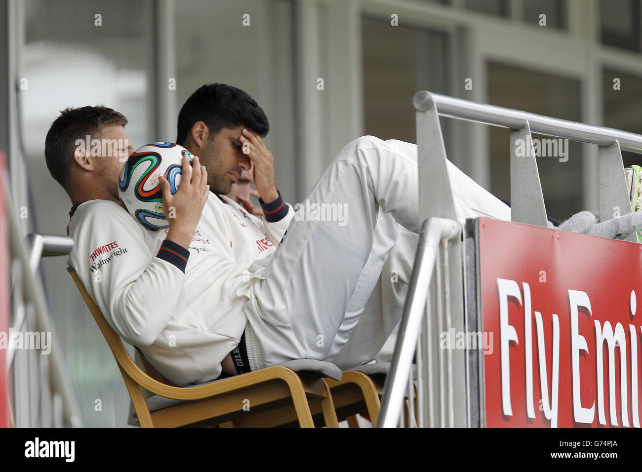 Cricket - LV= County Championship - Division One - Day One - Durham / Lancashire - Emirates Durham ICG. Wayne White von Lancashire spielt auf den Tribünen mit einem Fußball-Weltcup-Ball Stockfoto