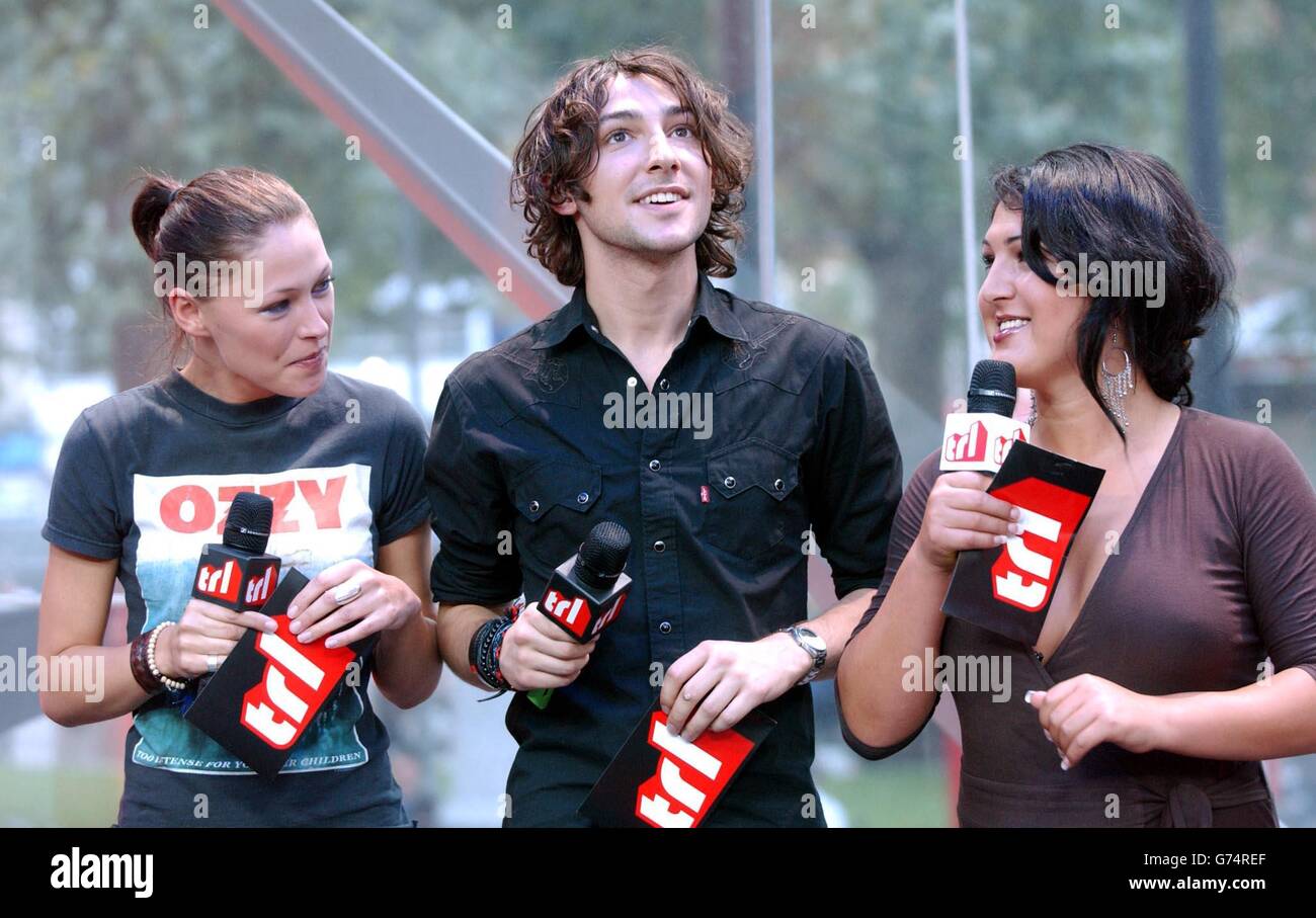 MTV-Moderatoren Emma Griffiths (links) und Alex Zane mit Nadia Almada, der Gewinnerin der Reality-TV-Show Big Brother 5, während ihres Gastauftritts bei MTV's TRL - Total Request Live - Show, in ihren neuen Studios am Leicester Square im Zentrum von London. Stockfoto