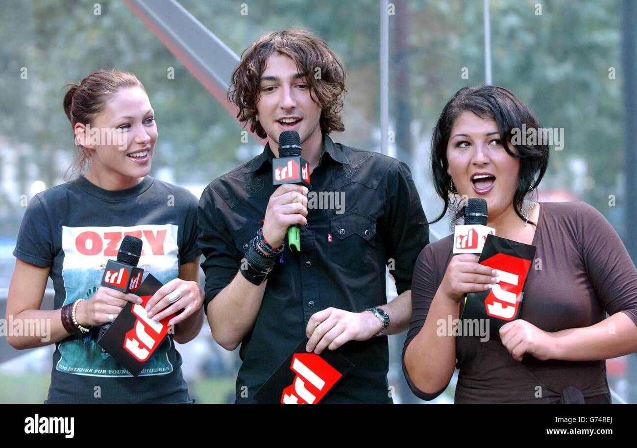 MTV-Moderatoren Emma Griffiths (links) und Alex Zane mit Nadia Almada, der Gewinnerin der Reality-TV-Show Big Brother 5, während ihres Gastauftritts bei MTV's TRL - Total Request Live - Show, in ihren neuen Studios am Leicester Square im Zentrum von London. Stockfoto