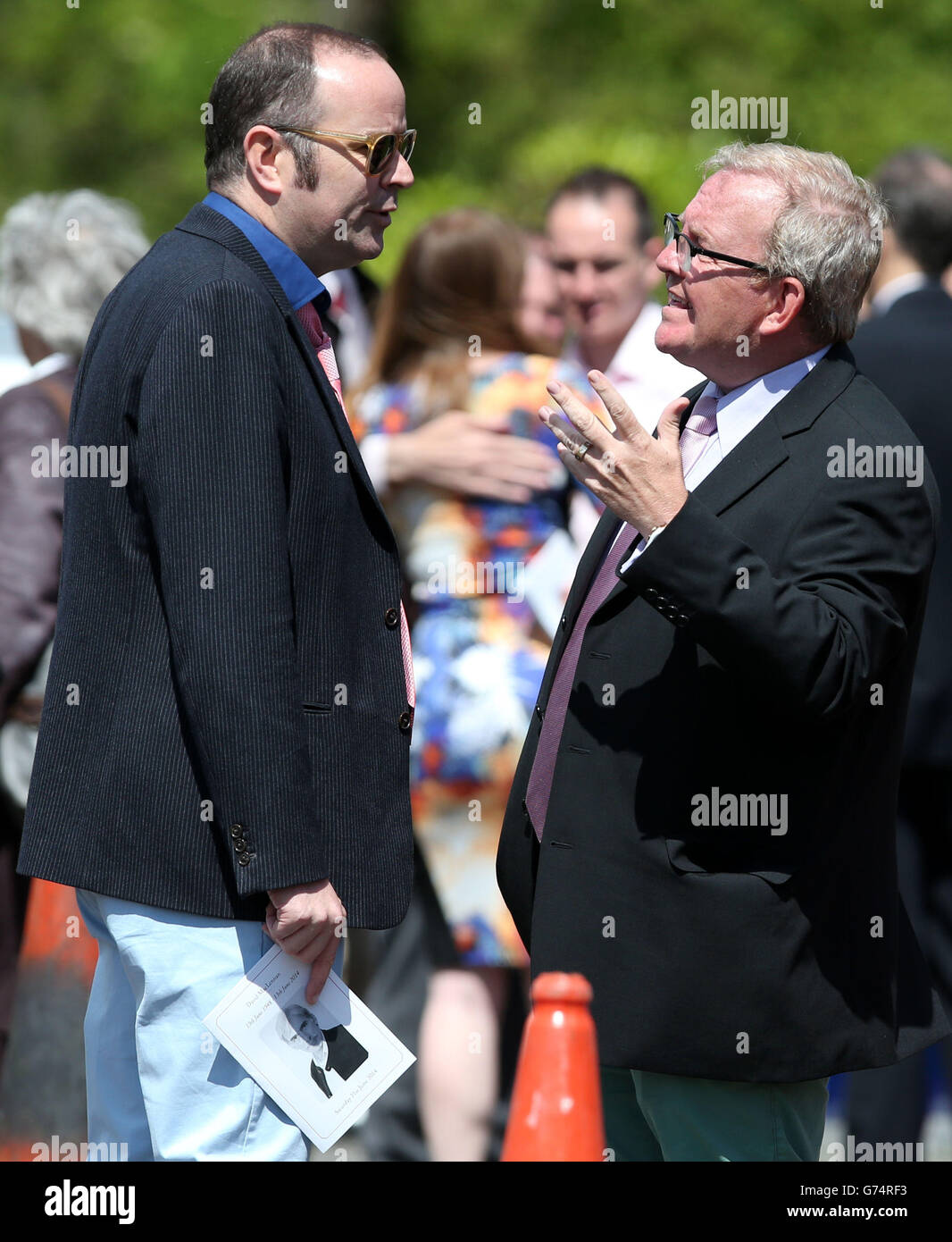 Die Schauspieler Greg Hemphill (links) und Ford Kiernan bei der Beerdigung des Theaterproduzenten und Schriftstellers David MacLennan im Clydebank Crematorium. Stockfoto