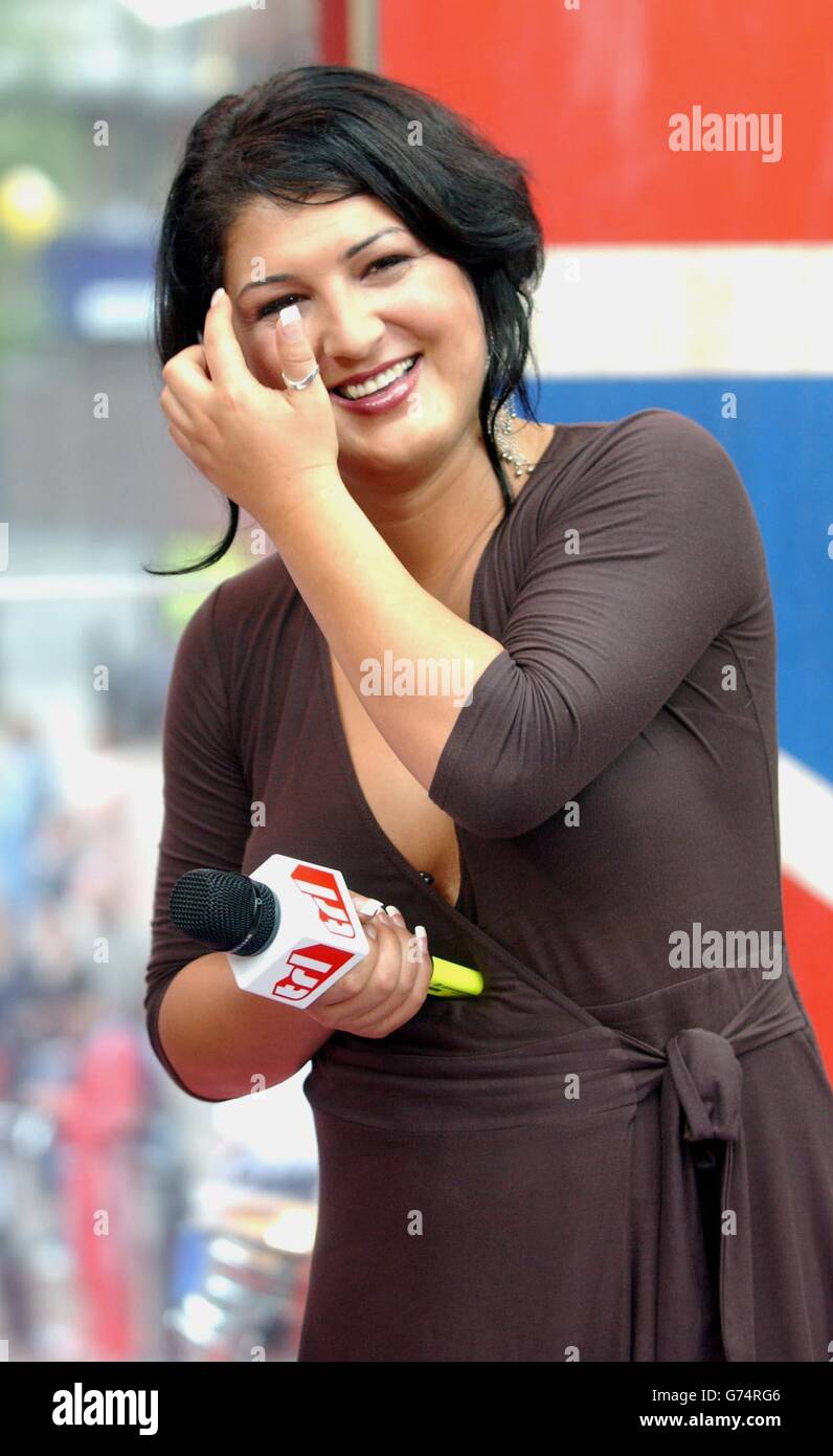 Nadia Almada, die Gewinnerin der Reality-TV-Show Big Brother 5, während ihres Gastauftritts auf MTV's TRL - Total Request Live - Show, in ihren neuen Studios im Leicester Square, im Zentrum von London. Stockfoto