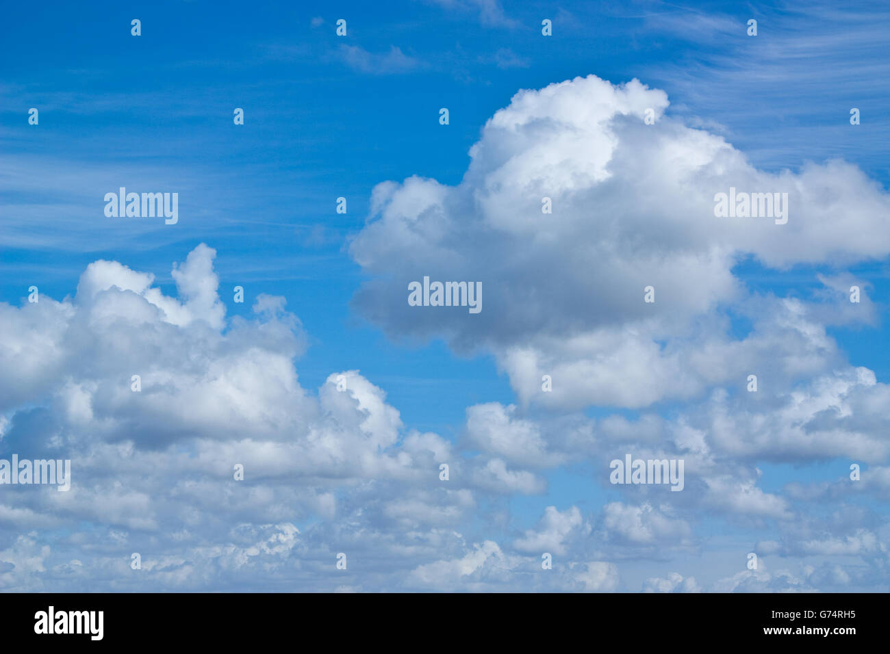 Blauer Himmel weiße Wolken Stockfoto