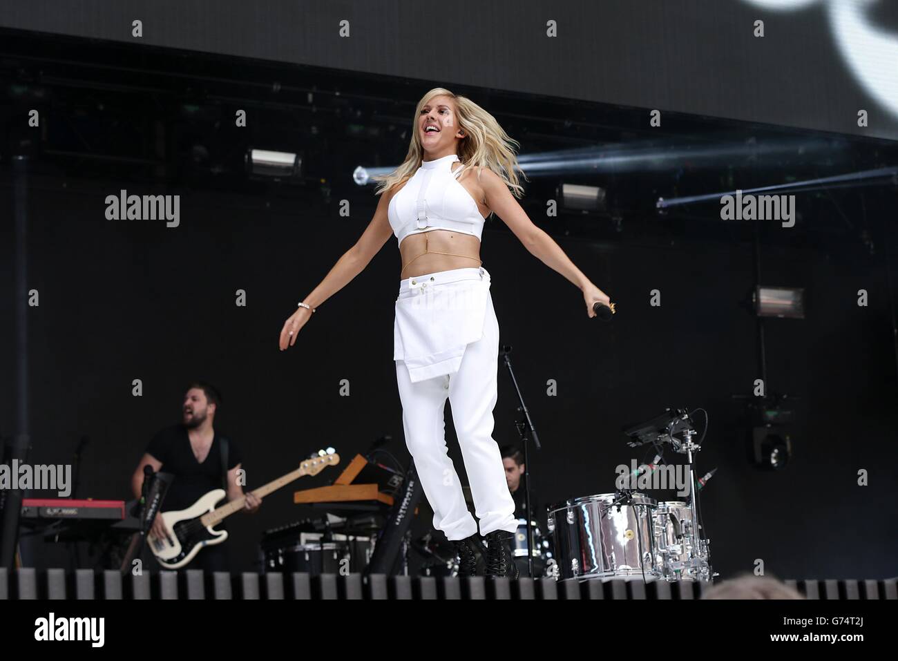 Ellie Goulding tritt während des Summertime Ball von Capital FM im Wembley Stadium, London, auf. Stockfoto