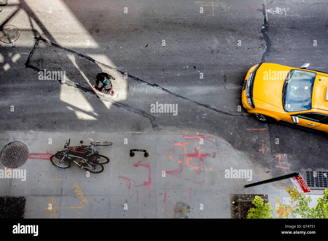 Linien und Schatten der Draufsicht des New Yorker Straßenszene mit gelbes Taxi Cab und Fußgänger Stockfoto
