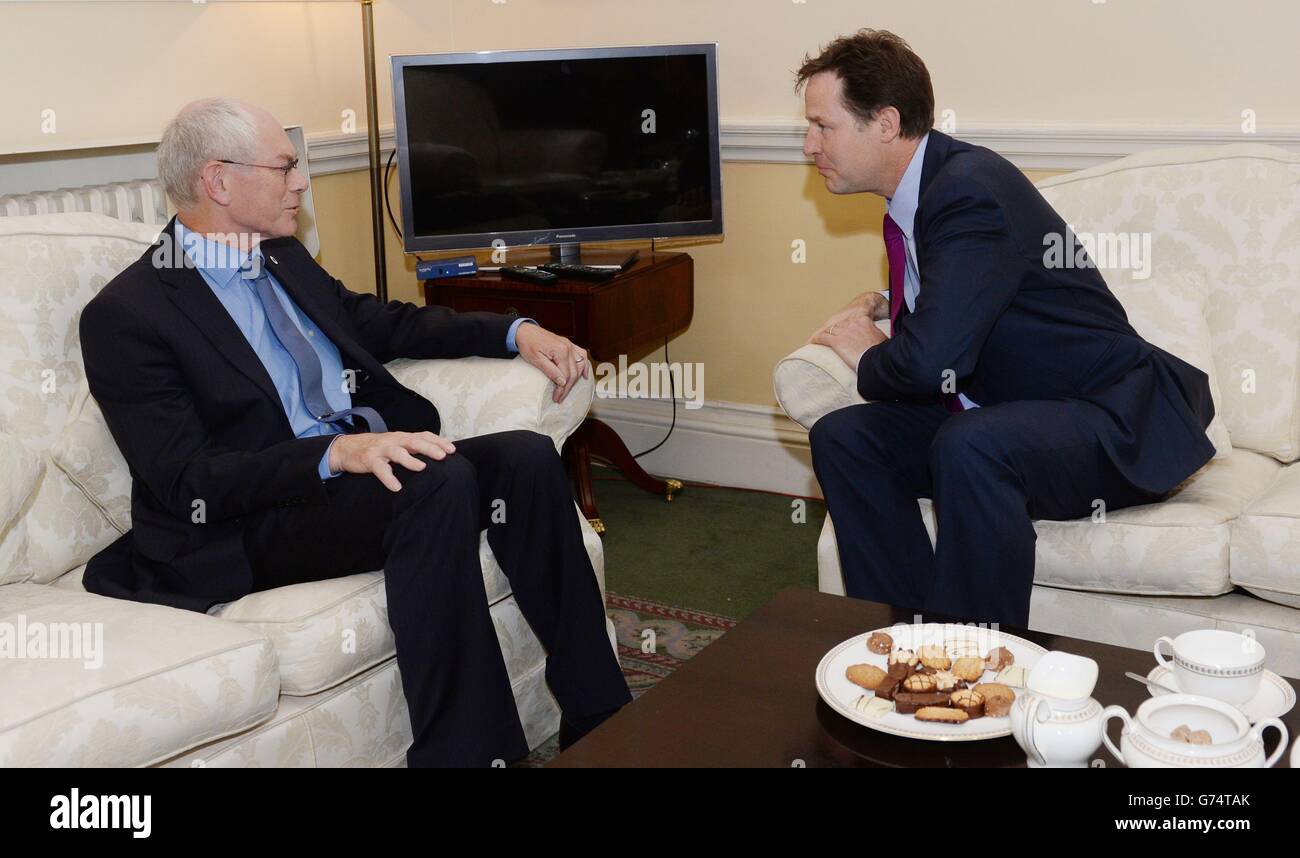 Der stellvertretende Premierminister Nick Clegg trifft den Präsidenten des Europäischen Rates Herman Van Rompuy zu Gesprächen in seinem Büro in Westminster, im Zentrum von London. Stockfoto