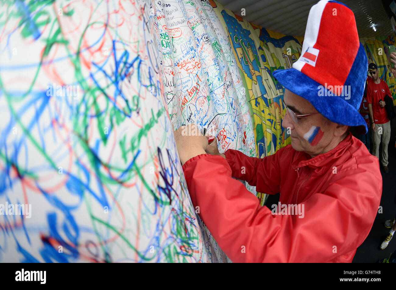 Fußball - FIFA Fußball-Weltmeisterschaft 2014 - Gruppe B - Niederlande - Chile - Arena Corinthians. Ein Chile-Fan signiert ein Autogrammbrett bei Arena Corinthians Stockfoto