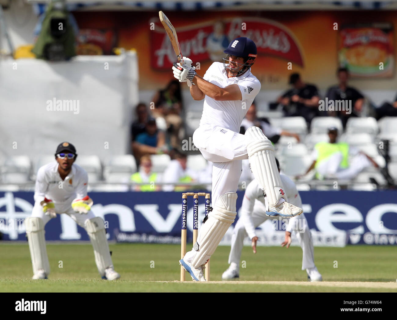 Cricket - Investec Test Series - Zweiter Test - Tag vier - England / Sri Lanka - Headingley. Englands Alastiar Cook schlägt zu Stockfoto