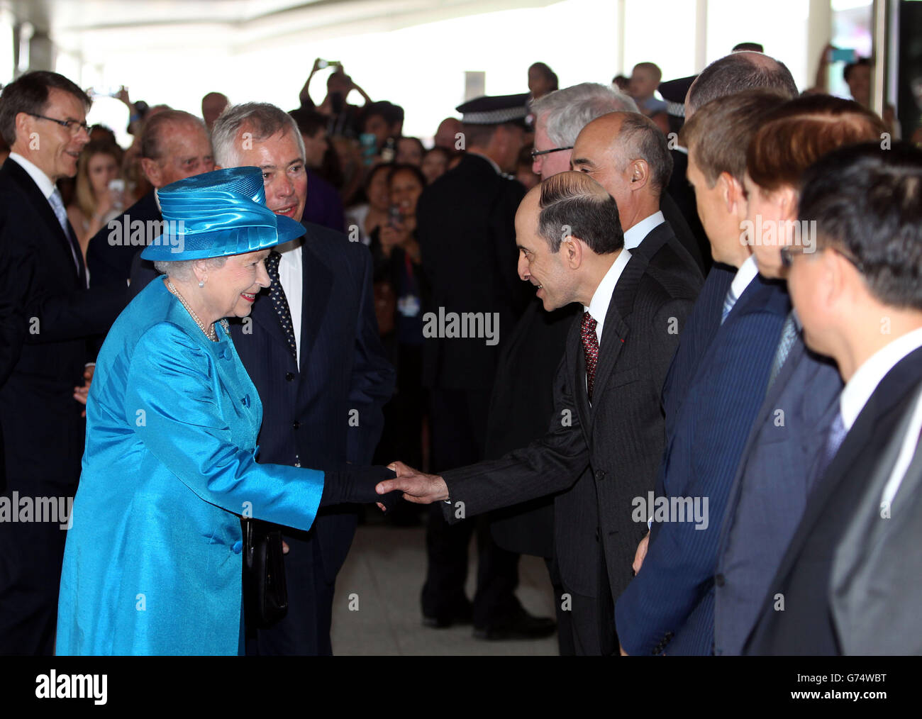 Queen Elizabeth II trifft den CEO von Qatar Airways Akbar Al Baker, während sie während der offiziellen Eröffnung des neuen Terminals um das neue Terminal 2, das Queen's Terminal am Flughafen Heathrow, gezeigt wird. Stockfoto