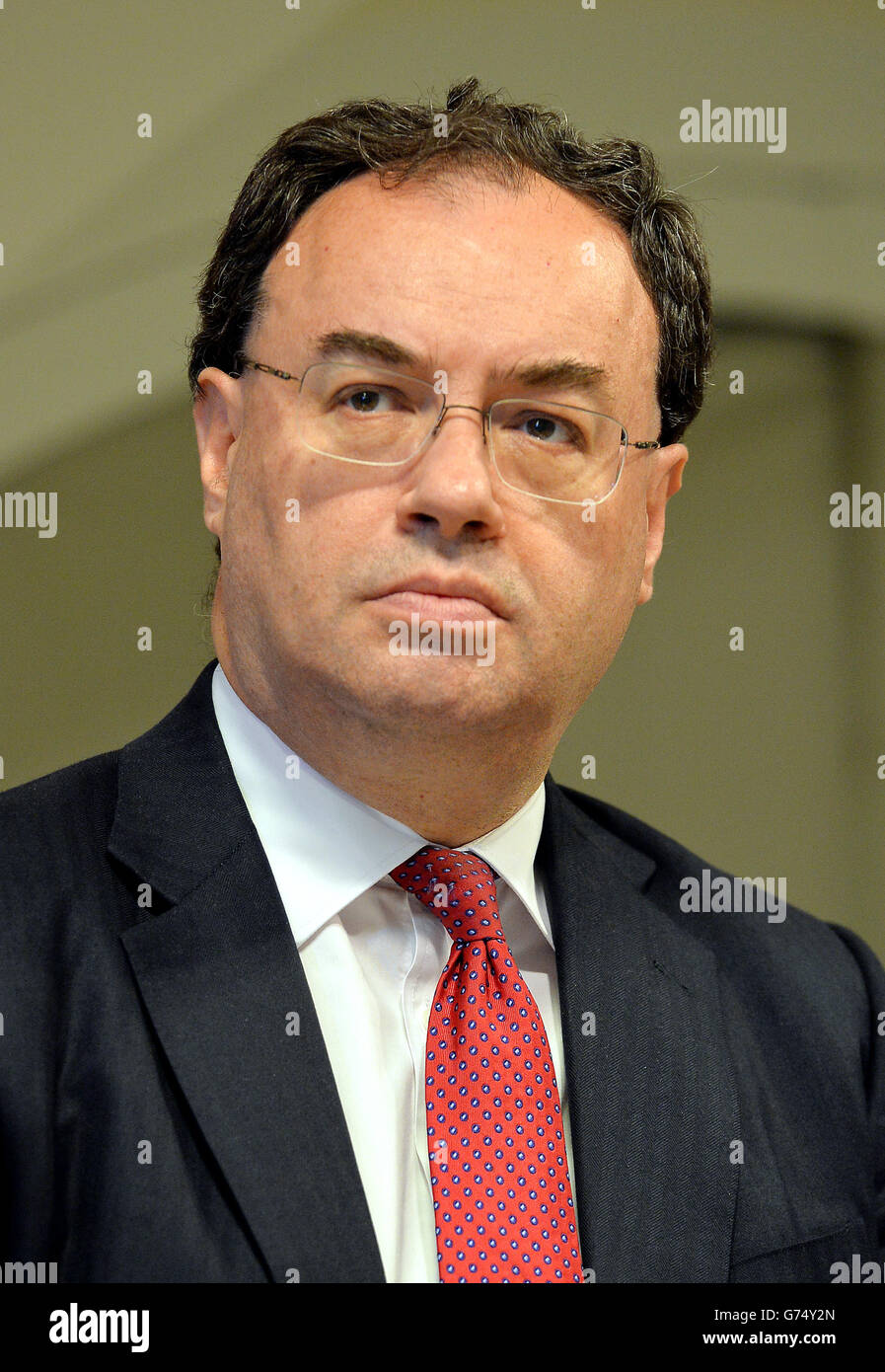 Andrew Bailey, der Teil des Teams war, das den Finanzstabilitätsbericht der Bank of England an die wartenden Medien in der City of London überreichte. Stockfoto