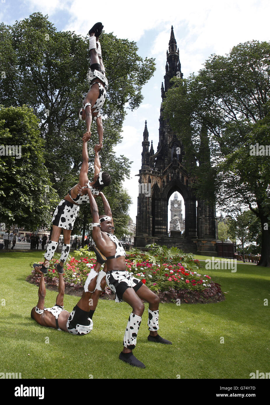 Die Kenyan Warriors, ein Act für den Continental Circus Berlin, treten in den Princes Street Gardens in Edinburgh auf, um ihre Show zu promoten. Stockfoto